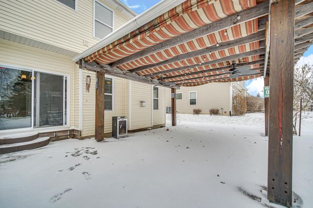 8 W Shakespeare Drive, Valparaiso, IN 46385