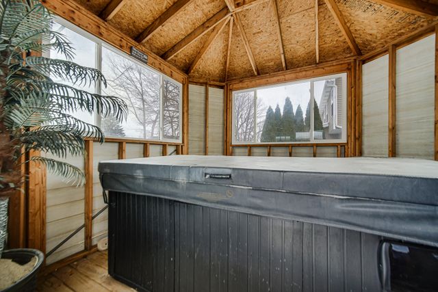 8 W Shakespeare Drive, Valparaiso, IN 46385