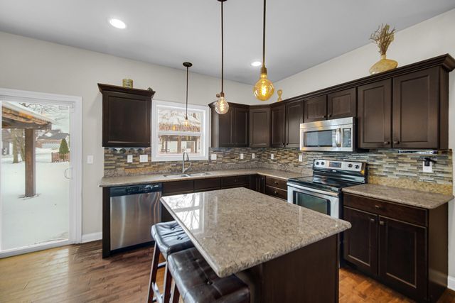 8 W Shakespeare Drive, Valparaiso, IN 46385