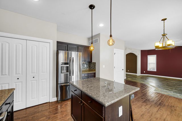 8 W Shakespeare Drive, Valparaiso, IN 46385