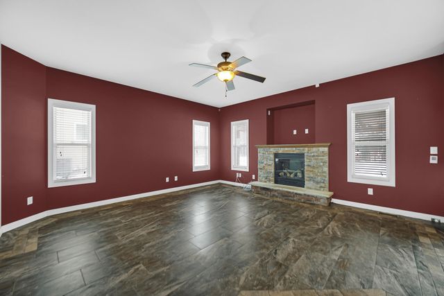 8 W Shakespeare Drive, Valparaiso, IN 46385