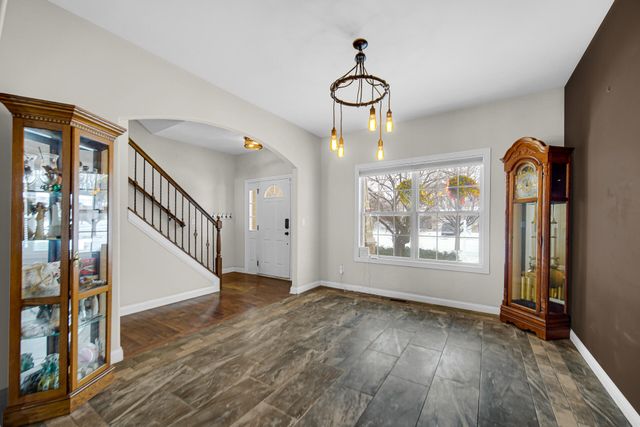 8 W Shakespeare Drive, Valparaiso, IN 46385