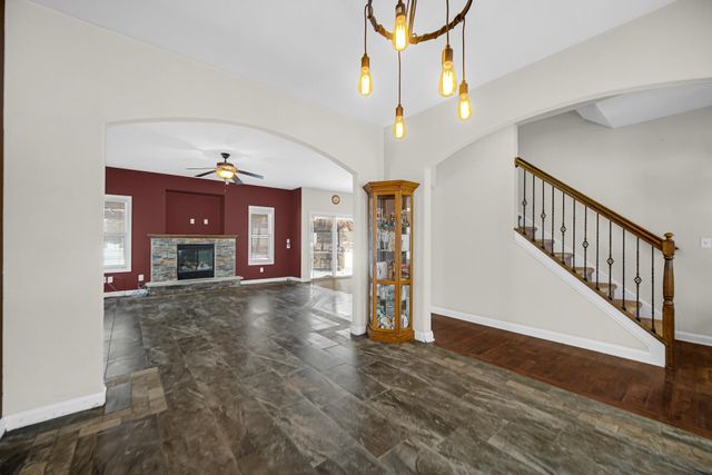 8 W Shakespeare Drive, Valparaiso, IN 46385