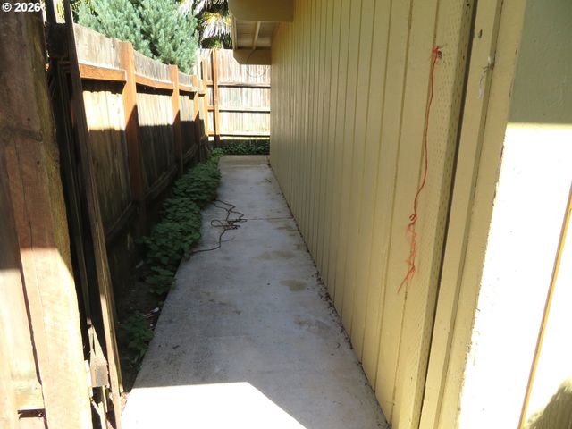 713 Se ENGLEWOOD Dr, Hillsboro, OR 97123
