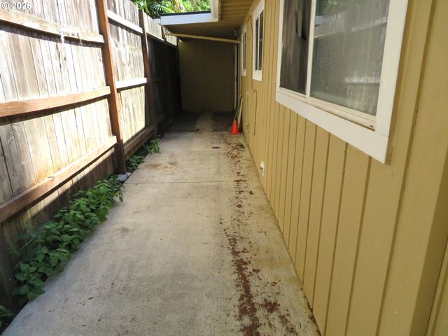 713 Se ENGLEWOOD Dr, Hillsboro, OR 97123