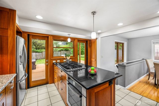 13717 NE 70th Place, Redmond, WA 98052