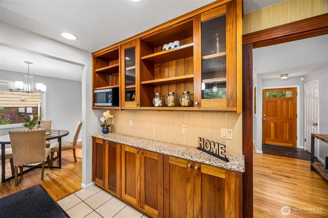 13717 NE 70th Place, Redmond, WA 98052