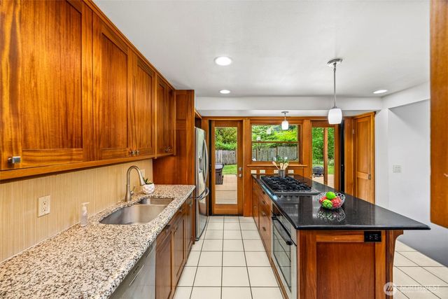 13717 NE 70th Place, Redmond, WA 98052