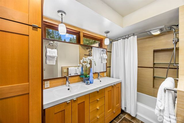 13717 NE 70th Place, Redmond, WA 98052