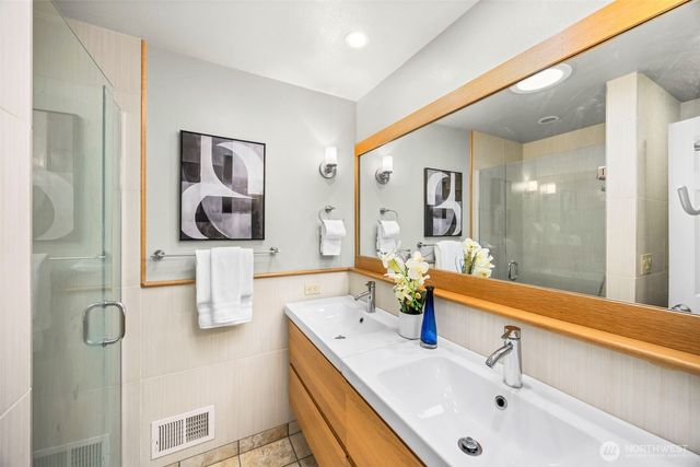 13717 NE 70th Place, Redmond, WA 98052