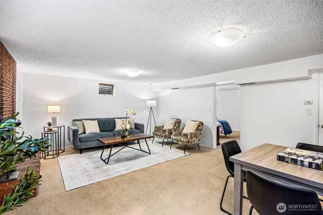 13717 NE 70th Place, Redmond, WA 98052