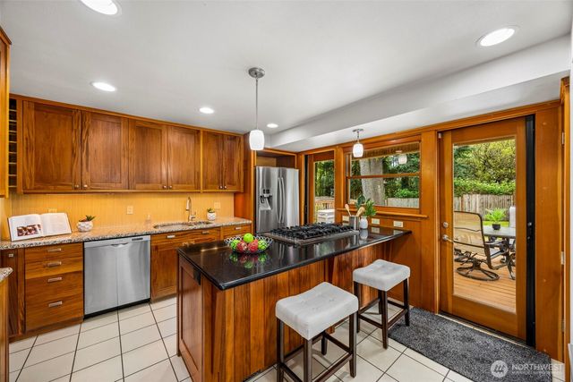 13717 NE 70th Place, Redmond, WA 98052