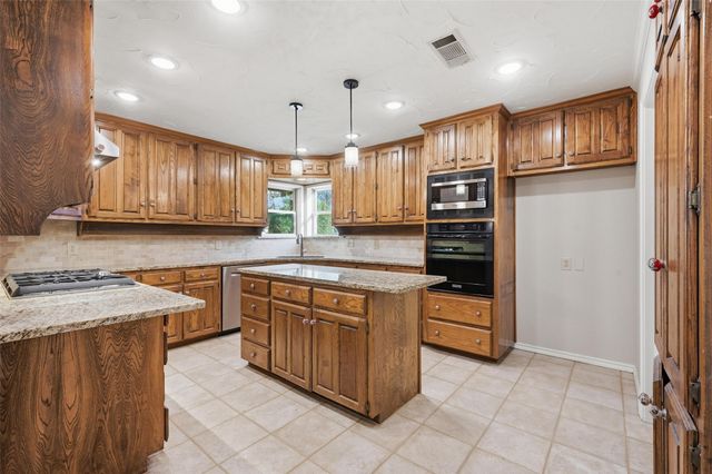6208 Windsong Drive, Arlington, TX 76001
