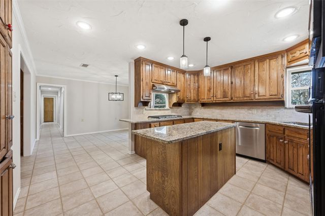 6208 Windsong Drive, Arlington, TX 76001