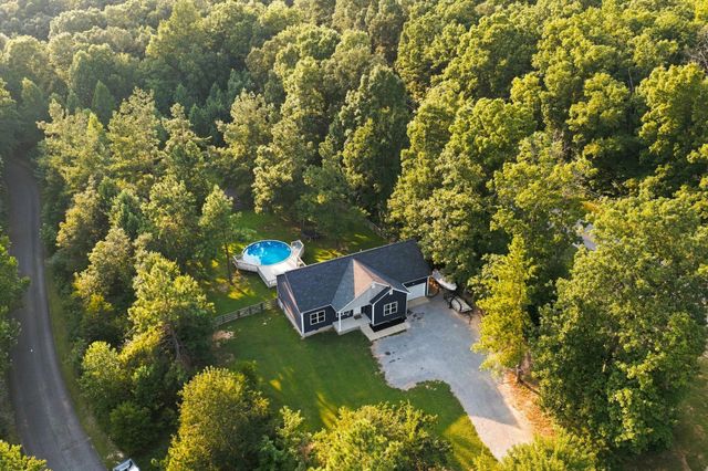 5702 Fox Haven Dr, Nunnelly, TN 37137