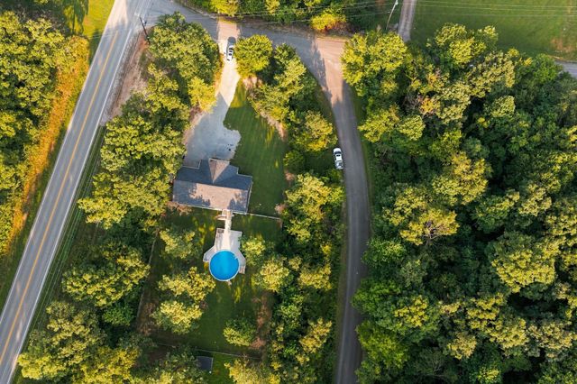 5702 Fox Haven Dr, Nunnelly, TN 37137