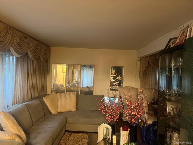 14 Vanata Court, Hempstead, NY 11550