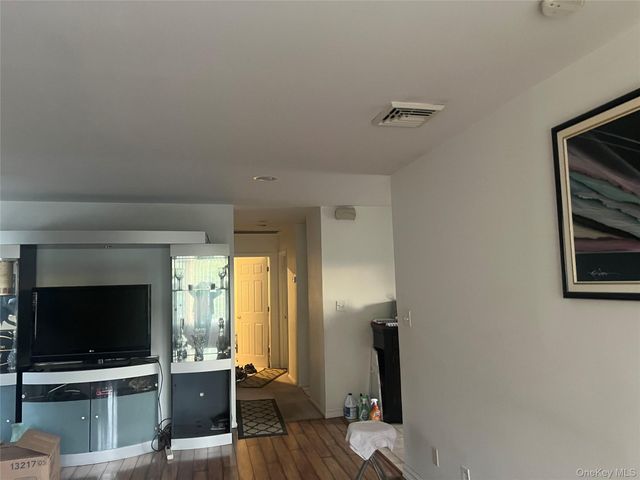 14 Vanata Court, Hempstead, NY 11550