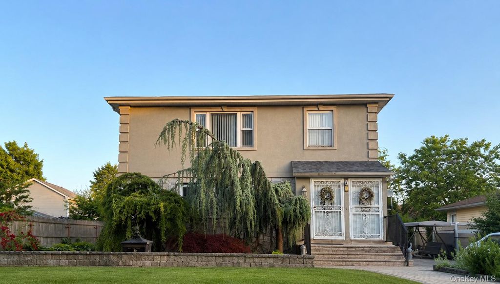 14 Vanata Court, Hempstead, NY 11550