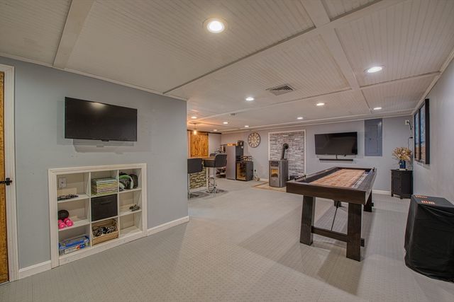 35 Pinecrest Dr, Taunton, MA 02780