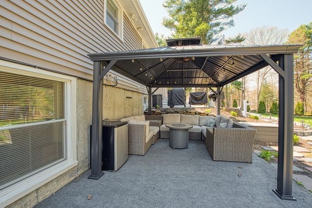 35 Pinecrest Dr, Taunton, MA 02780