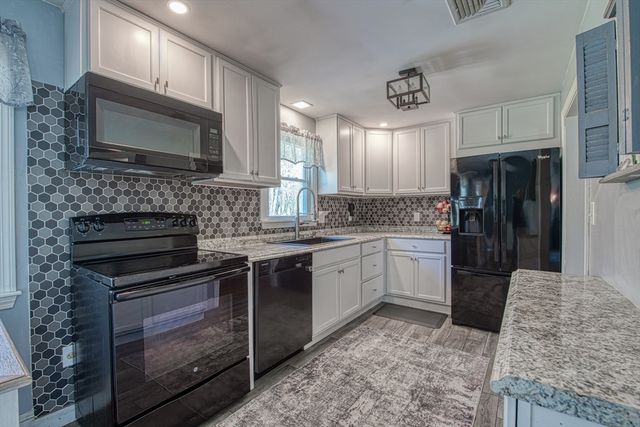35 Pinecrest Dr, Taunton, MA 02780