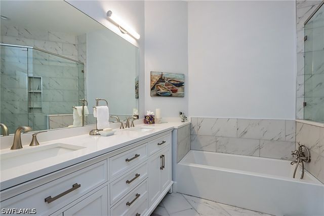 400 L Ambiance CIR 206, Naples, FL 34108