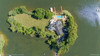 4912 Oakwood Court, Commerce Charter Township, MI 48382