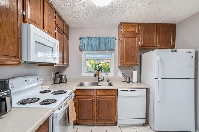 704 BRANNEN CIRCLE, Sun City Center, FL 33573