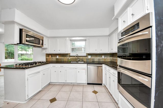 5807 Foresthaven Drive, Houston, TX 77066