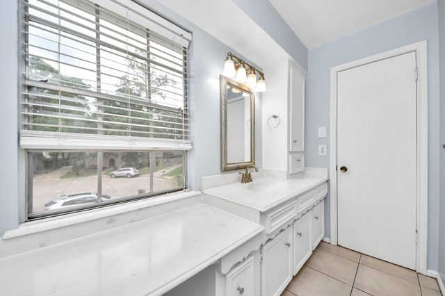 5807 Foresthaven Drive, Houston, TX 77066