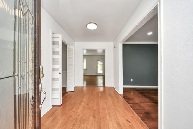 5807 Foresthaven Drive, Houston, TX 77066