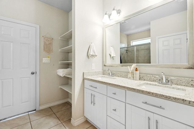 442 Thornless CIR, Buda, TX 78610