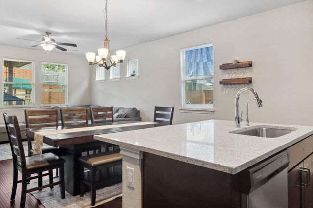 442 Thornless CIR, Buda, TX 78610