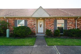 27 W Townhouse Lane, Grand Prairie, TX 75052