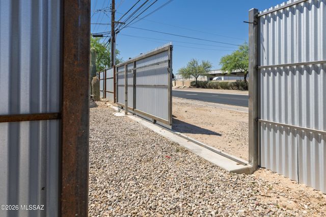 802 E Silverlake Road, Tucson, AZ 85713