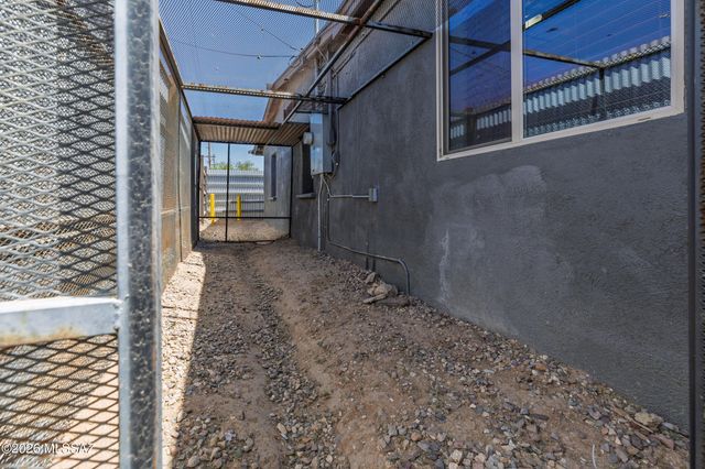 802 E Silverlake Road, Tucson, AZ 85713