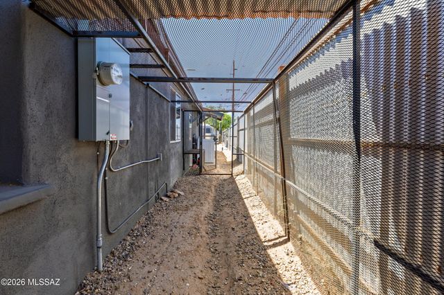 802 E Silverlake Road, Tucson, AZ 85713