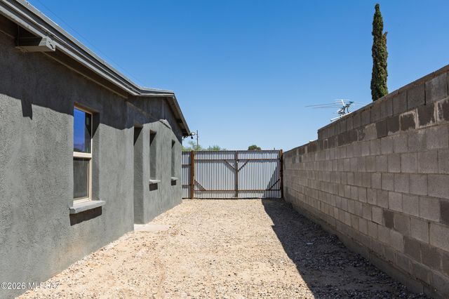 802 E Silverlake Road, Tucson, AZ 85713
