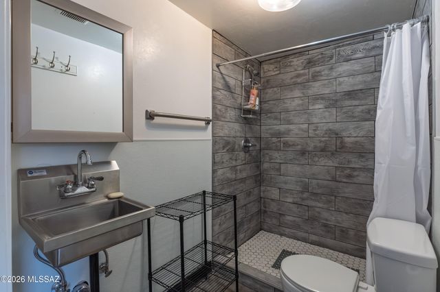 802 E Silverlake Road, Tucson, AZ 85713