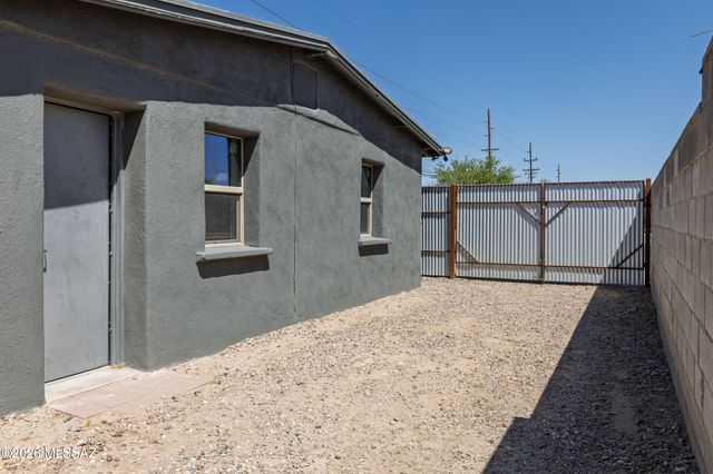 802 E Silverlake Road, Tucson, AZ 85713