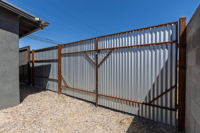 802 E Silverlake Road, Tucson, AZ 85713