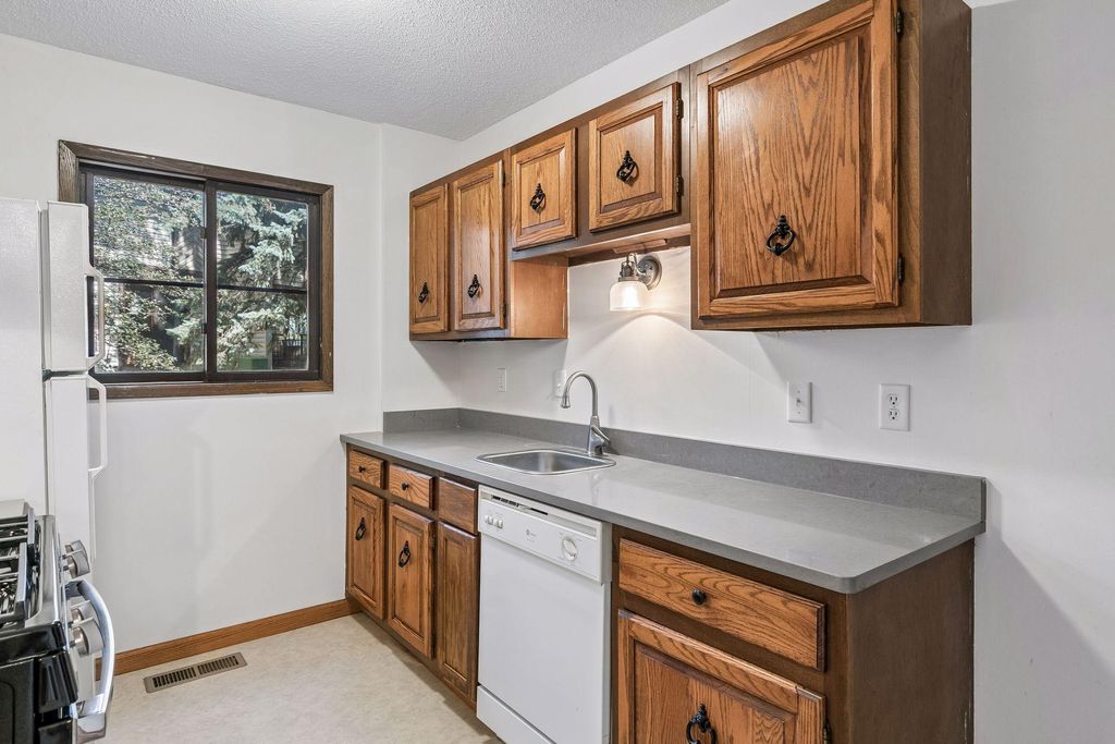 13748 Heather Hills Drive, Burnsville, MN 55337 — photo 4