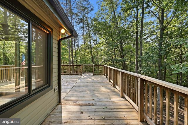 4 PEACE PIPE LN, Hedgesville, WV 25427