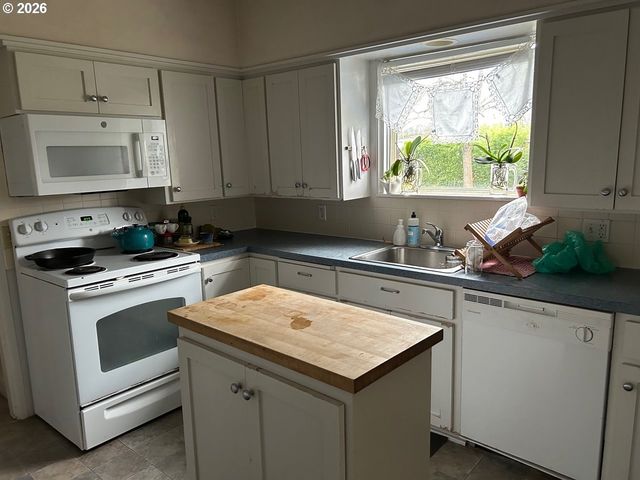 2031 HILYARD St, Eugene, OR 97405