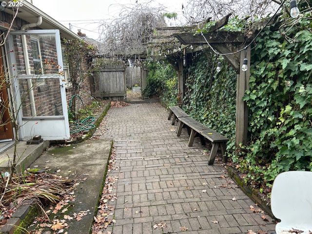 2031 HILYARD St, Eugene, OR 97405