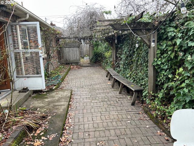 2031 HILYARD St, Eugene, OR 97405