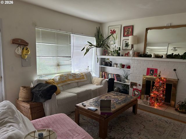 2031 HILYARD St, Eugene, OR 97405