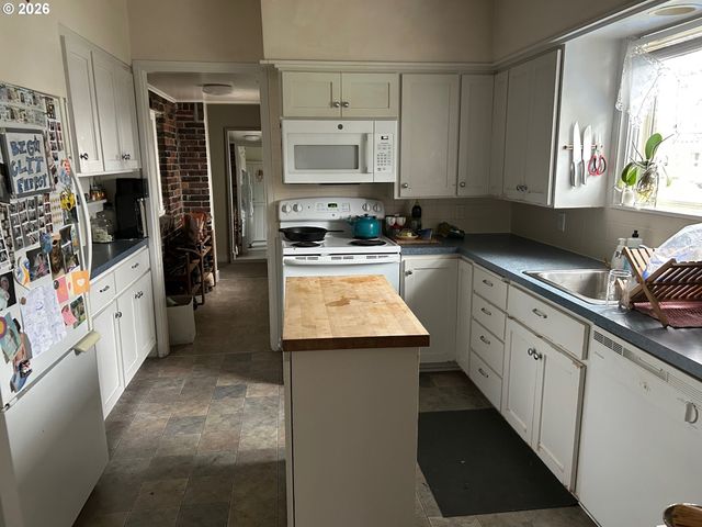 2031 HILYARD St, Eugene, OR 97405