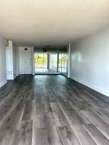 2450 NE 135th St 209, North Miami, FL 33181